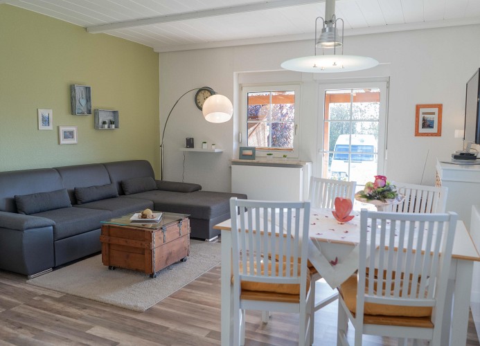Wohnzimmer mit Esstisch in der Ferienwohnung mit Hund in Meeschendorf auf Fehmarn