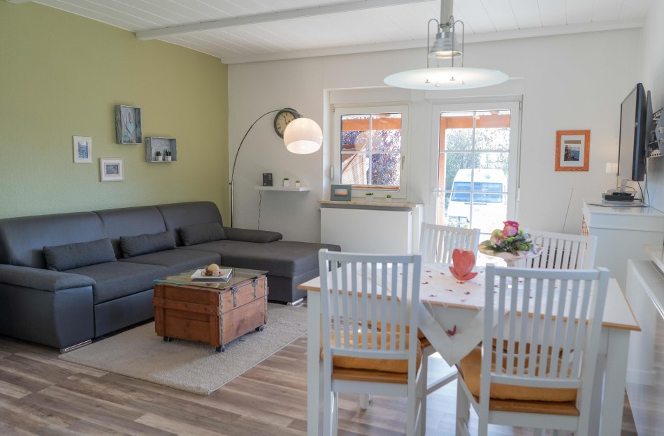Wohnzimmer mit Esstisch in der Ferienwohnung mit Hund in Meeschendorf auf Fehmarn