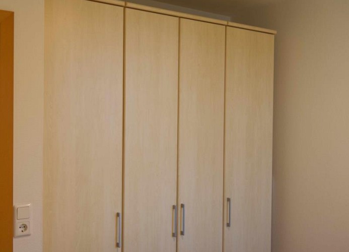Schrank im Schlafzimmer in der Ferienwohnung direkt am Meer am Südstrand von privat