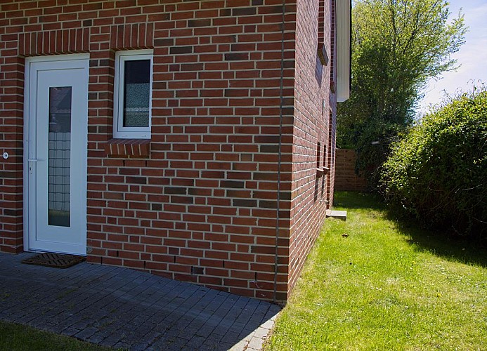 Durchgang neben dem Ferienhaus auf der Seite der Inselblume 28