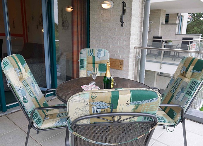 Balkonmöbel auf dem Balkon der Ferienwohnung direkt am Südstrand