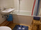 Badewanne und Waschbecken im Bad der Inselblume 83