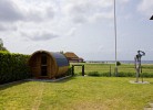 Blick von der Terrasse auf den Garten und das Meer vor der Inselblume 82