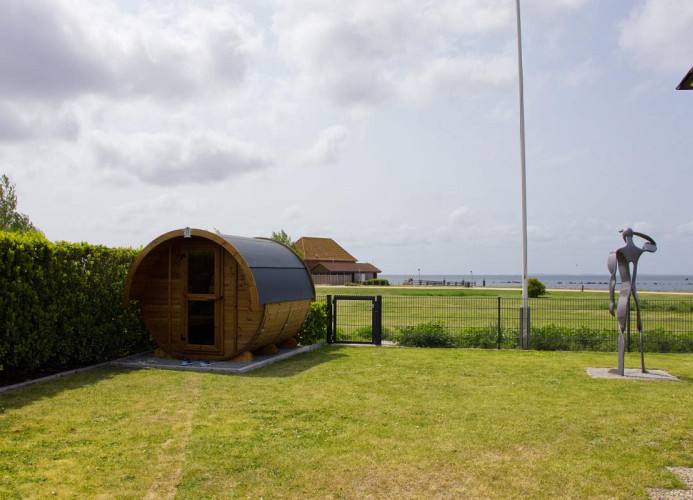 Blick von der Terrasse auf den Garten und das Meer vor der Inselblume 82