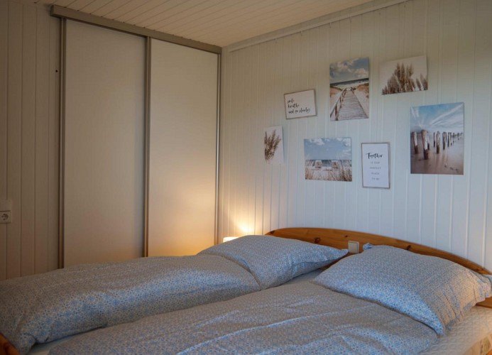 Doppelbett und Schrank in der Inselblume 82