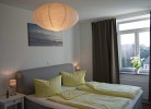 Doppelbett im Schlafzimmer der Ferienwohnung auf Fehmarn