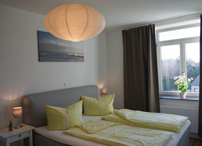 Doppelbett im Schlafzimmer der Ferienwohnung auf Fehmarn