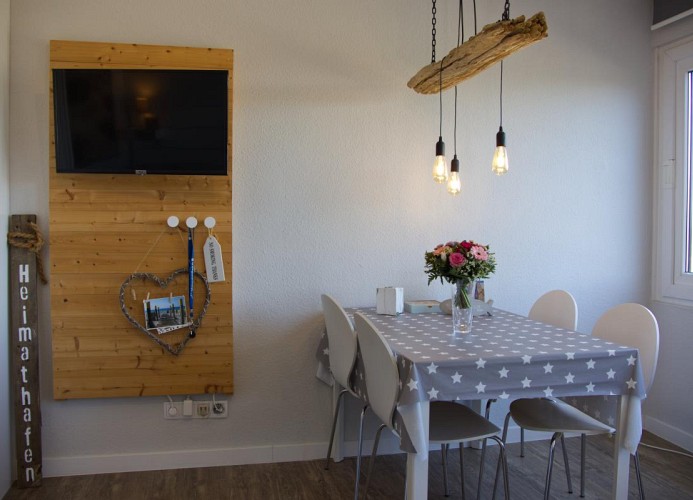 Esstisch und TV in der Inselblume 29