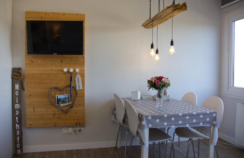 Esstisch und TV in der Inselblume 29