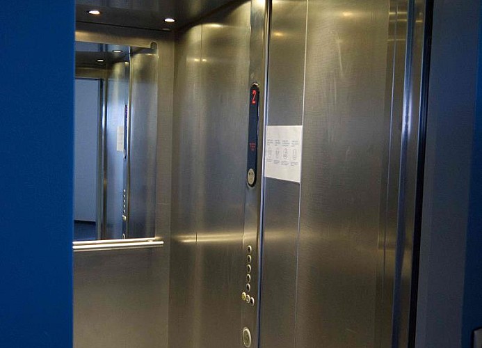 Fahrstuhl zur Ferienwohnung mit Balkon am Südstrand auf Fehmarn