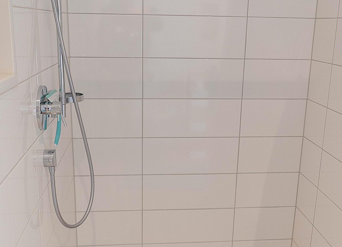 Große ebenerdige Dusche in der Ferienwohnung in Burg auf Fehmarn mit Hund