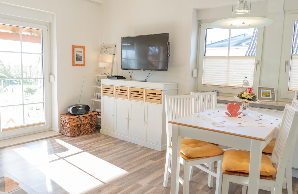 TV und Esstisch in der Ferienwohnung mit Hund für 3 Personen auf Fehmarn