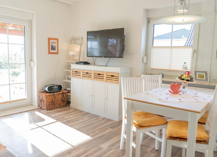 TV und Esstisch in der Ferienwohnung mit Hund für 3 Personen auf Fehmarn