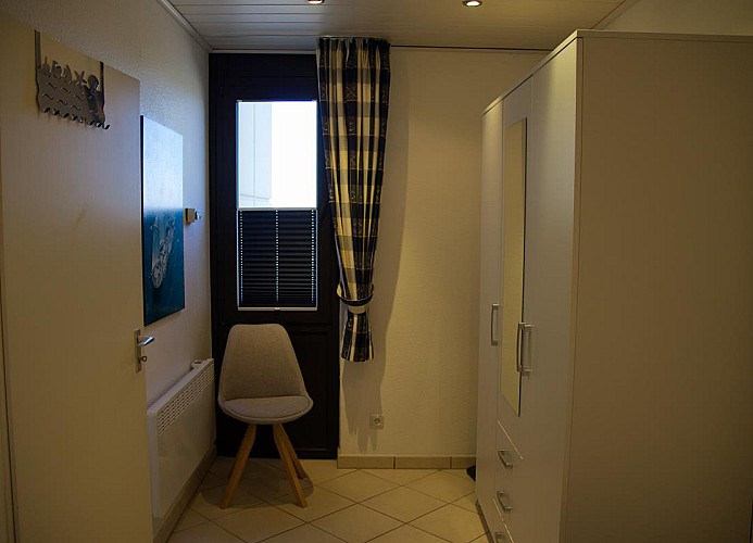 Großer Schrank im Schlafzimmer der Ferienwohnung Inselblume 45 direkt am Südstrand auf Fehmarn