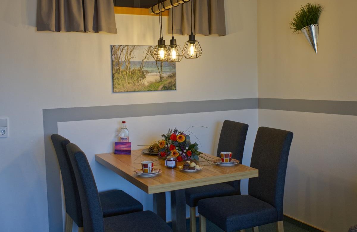 Esstisch für 4 Personen in der Ferienwohnung am Südstrand auf Fehmarn