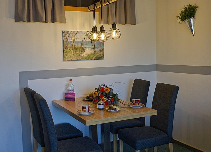 Esstisch für 4 Personen in der Ferienwohnung am Südstrand auf Fehmarn