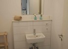 Waschbecken und WC im Gäste-WC der Ferienwohnung auf Fehmarn