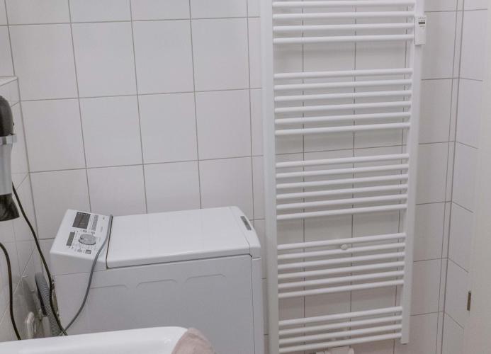Waschmaschine und Handtuchheizung im Bad der Ferienwohnung direkt am Meer auf Fehmarn