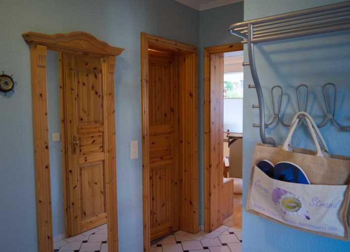 Blick auf die Tür zum Badezimmer der Ferienwohnung Inselblume 15