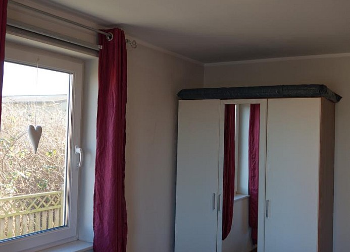 Schrank im Schlafzimmer des Ferienhauses mit Hund auf Fehmarn in Landkirchen