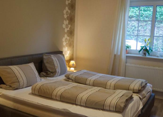 Doppelbett im Schlafzimmer der Fewo in Burgstaaken für 4 Person