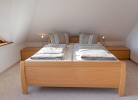Doppelbett im 2. Schlafzimmer vom Ferienhaus mit Hund in Burg auf Fehmarn