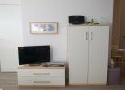 Wohnwand mit TV im Wohnzimmer der Ferienwohnung auf Fehmarn 