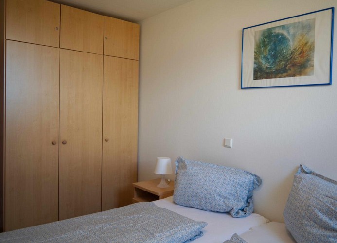 Andere Seite des Doppelbetts im Schlafzimmer der Inselblume 04