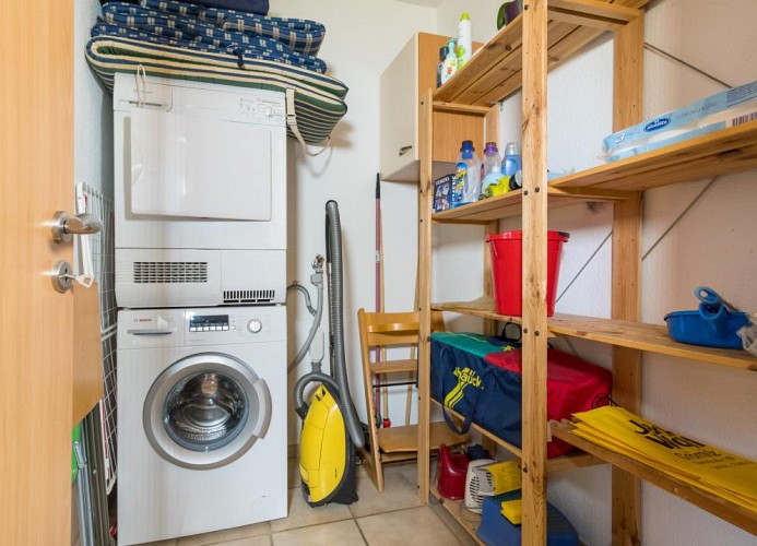 Lagerraum mit Waschmaschine und Trockner in der Ferienwohnung