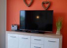 Kommode mit TV im Wohnzimmer der Ferienwohnung am Südstrand in Burgtiefe