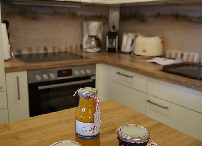 Lebensmittel mit Blick auf die Küche in der Ferienwohnung am Südstrand auf Fehmarn