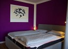 Doppelbett im Wohnzimmer der Ferienwohnung