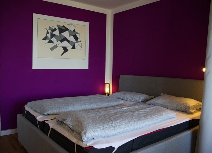 Doppelbett im Wohnzimmer der Ferienwohnung