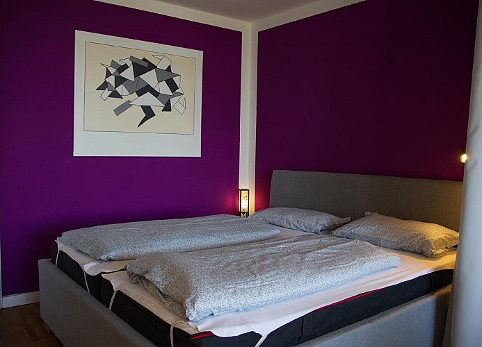 Doppelbett im Wohnzimmer der Ferienwohnung