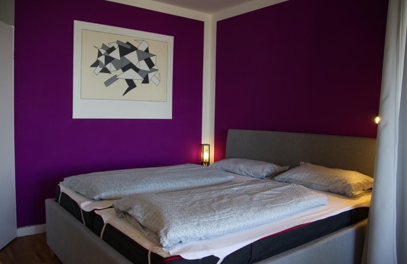 Doppelbett im Wohnzimmer der Ferienwohnung