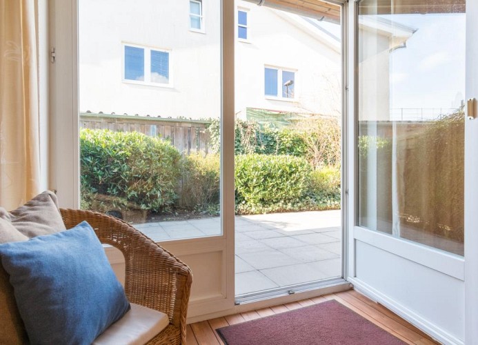 Weg auf die Terrasse der Ferienwohnung in Burg für 4 Personen