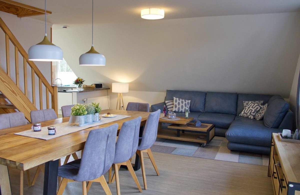 Wohnzimmer mit großem Esstisch in der Ferienwohnung für 7 Personen in Burg auf Fehmarn