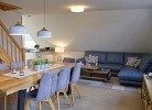 Wohnzimmer mit großem Esstisch in der Ferienwohnung für 7 Personen in Burg auf Fehmarn