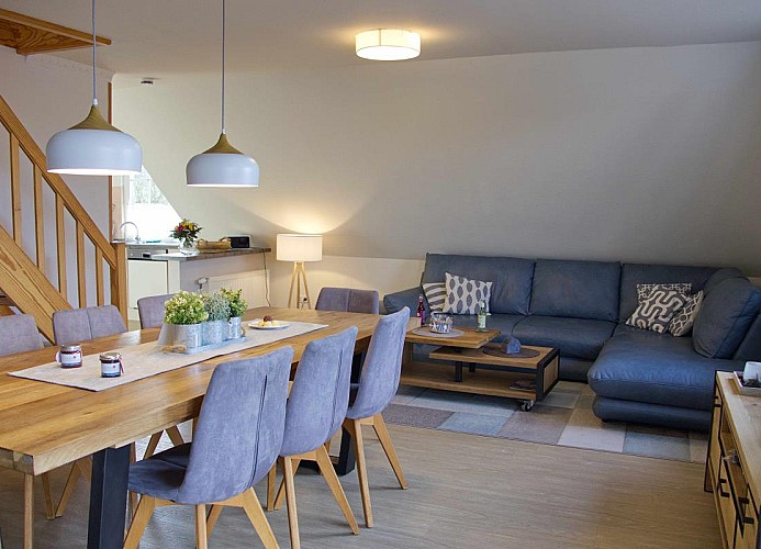 Wohnzimmer mit großem Esstisch in der Ferienwohnung für 7 Personen in Burg auf Fehmarn