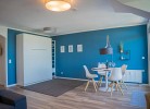 Essbereich und Schrankbett in der Ferienwohnung am Südstrand