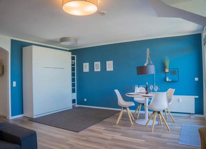 Essbereich und Schrankbett in der Ferienwohnung am Südstrand