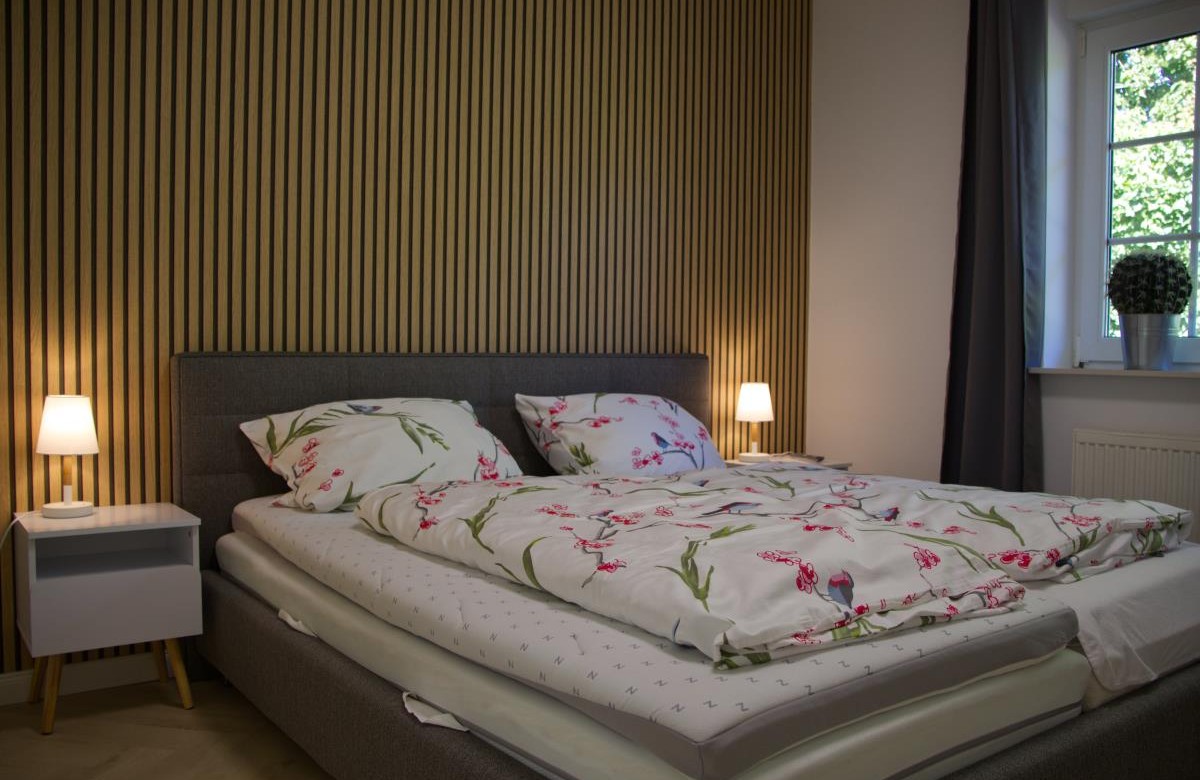 Doppelbett im 2. Schlafzimmer der Ferienwohnung auf Fehmarn