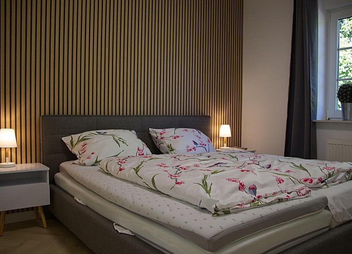 Doppelbett im 2. Schlafzimmer der Ferienwohnung auf Fehmarn