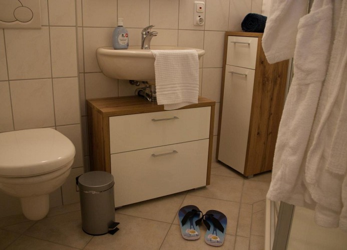 Toilette und Schränke im Badezimmer der Inselblume 65