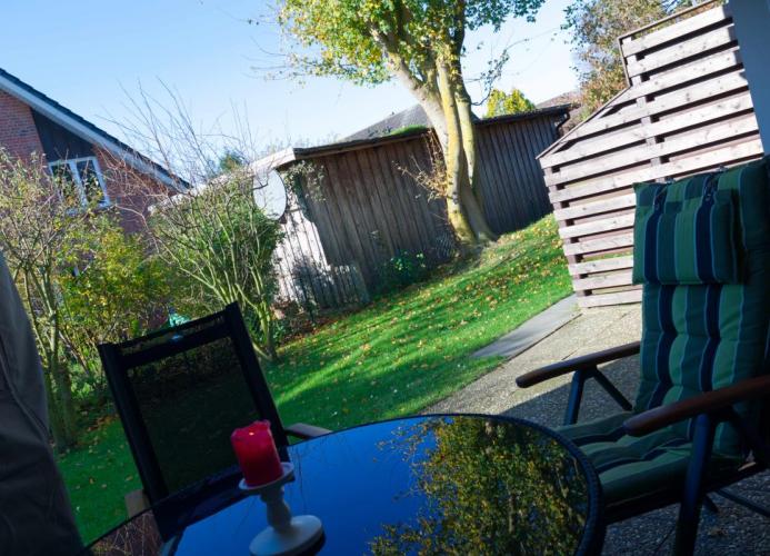 Blick ins Grüne von der Terrasse der Ferienwohnung auf Fehmarn