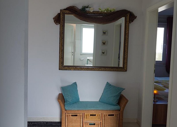 Bild aus dem Bad auf den Flur in dem Ferienhaus auf Fehmarn