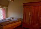 Doppelbett im großem Schrank im Schlafzimmer in der Inselblume 84