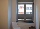 Stuhl am Fenster im Schlafzimmer der Ferienwohnung auf Fehmarn