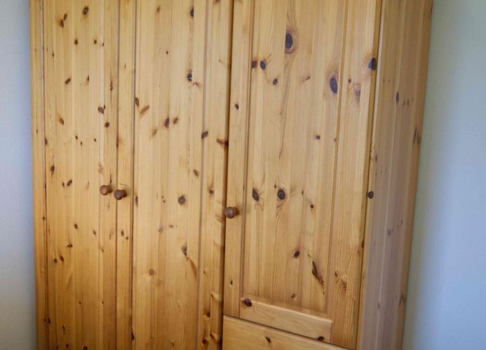 Schrank im Schlafzimmer der Fewo mit Balkon am Südstrand auf Fehmarn