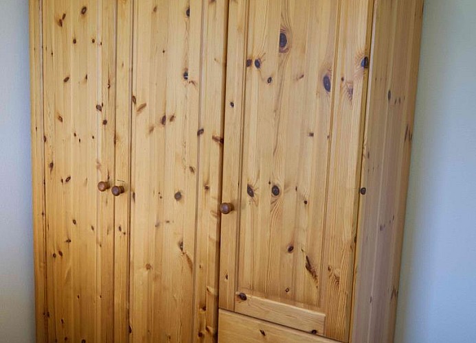 Schrank im Schlafzimmer der Fewo mit Balkon am Südstrand auf Fehmarn